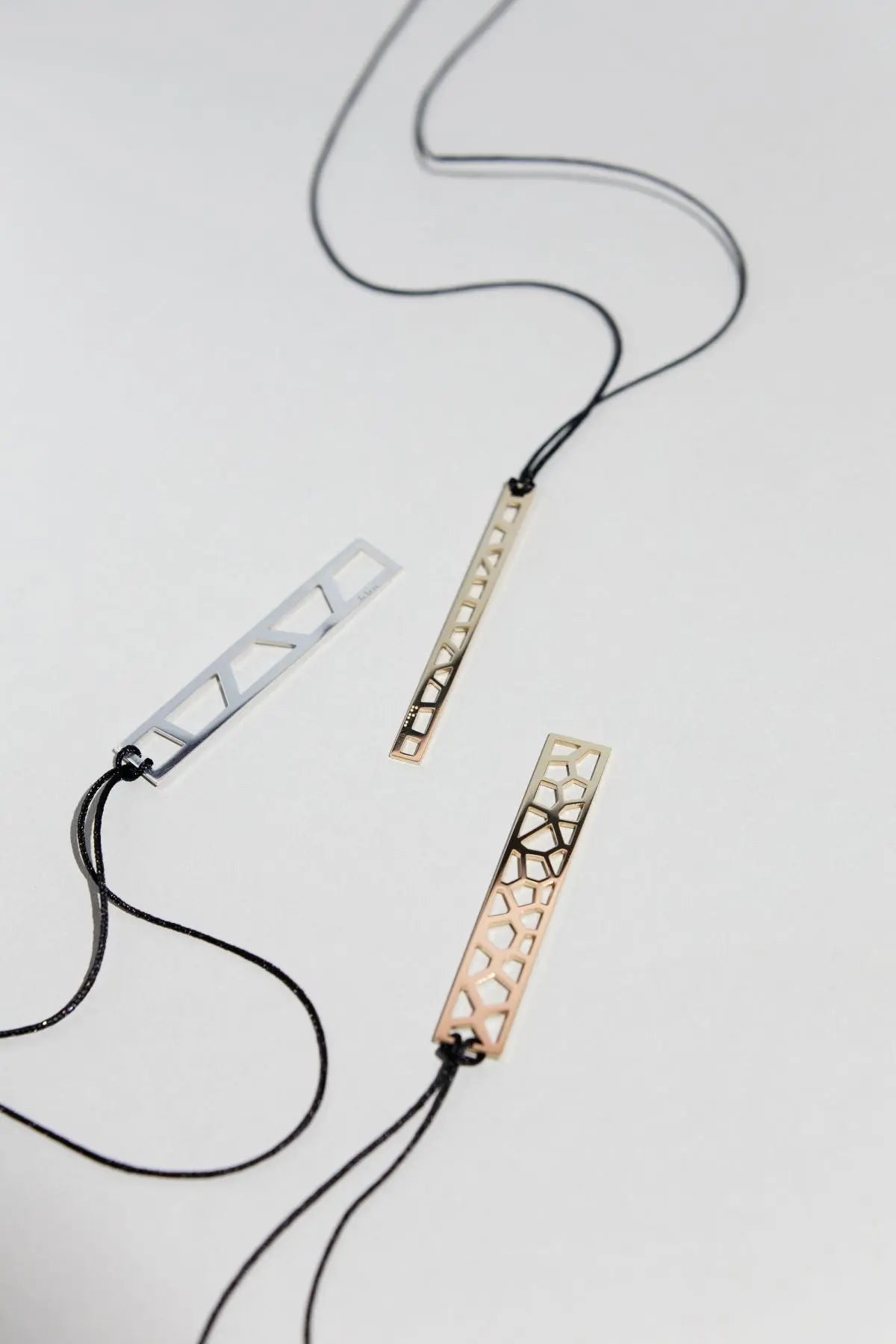 Single web medium pendant - CDD Jewelry